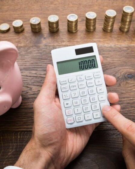 economizar e guardar dinheiro