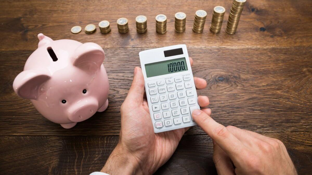 economizar e guardar dinheiro