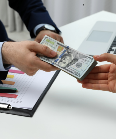 Nome sujo não significa fim das opções: entenda como funcionam alguns empréstimos